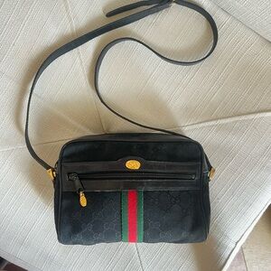 GUCCI AUTHENTICATED Vintage Sherry line Black Crossbody w,Duster & Gift bag